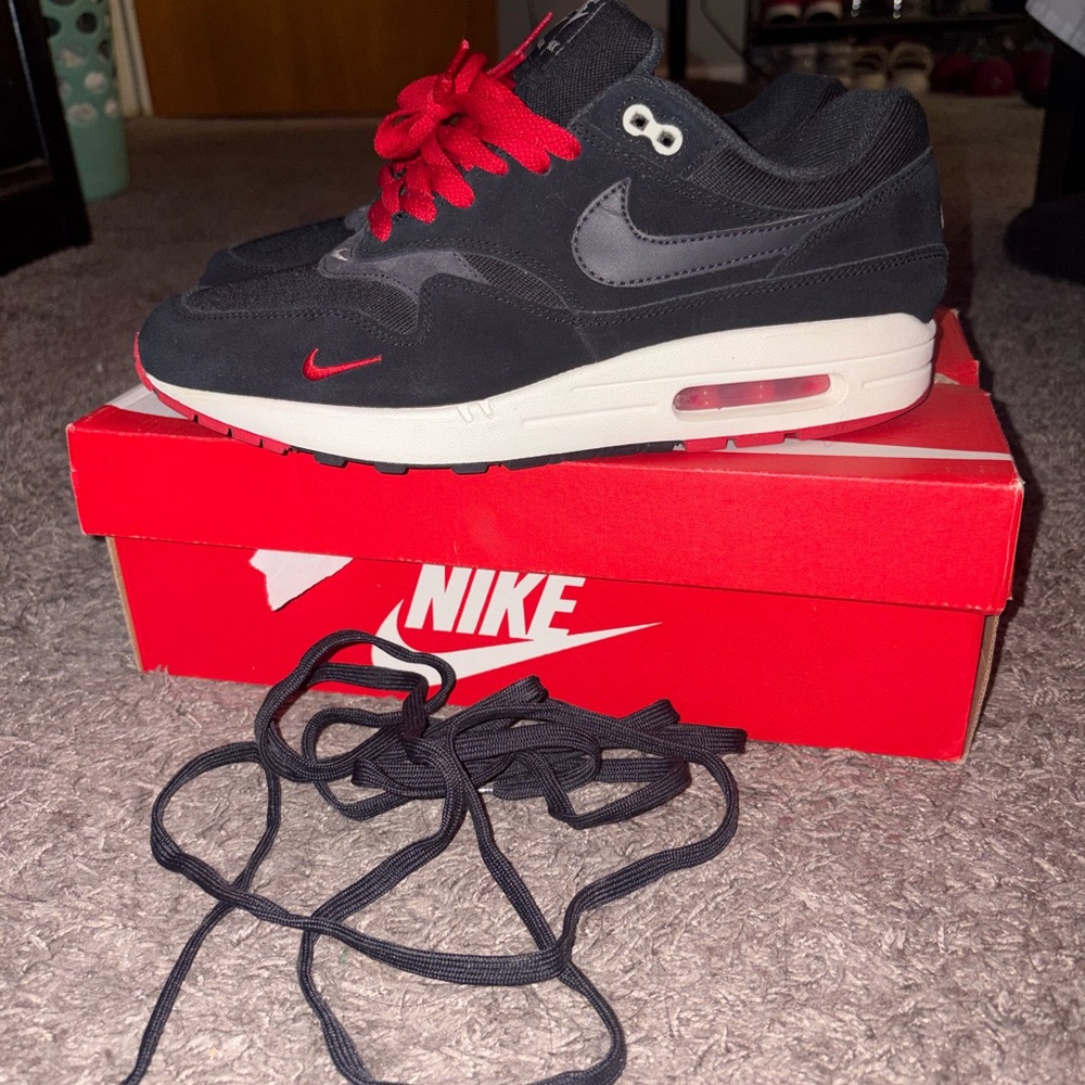 Nike Air Max Black with Red Highlights - Picture 2 of 7